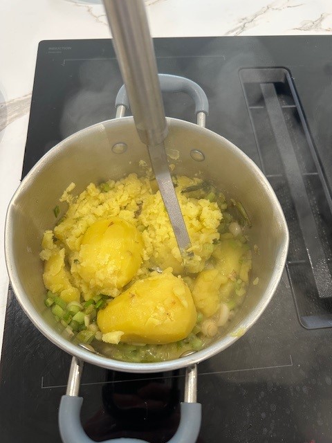 Mash Potatoe in pan with spring Onions